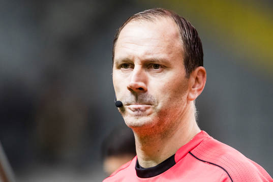 Domare Jonas Eriksson innan fotbollsmatchen i Allsvenskan