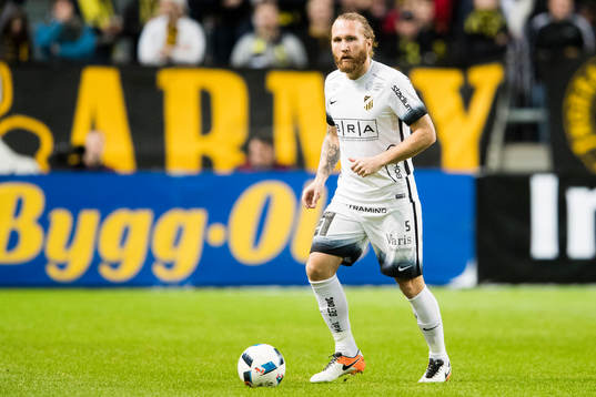 Häckens Emil Wahlström med bollen