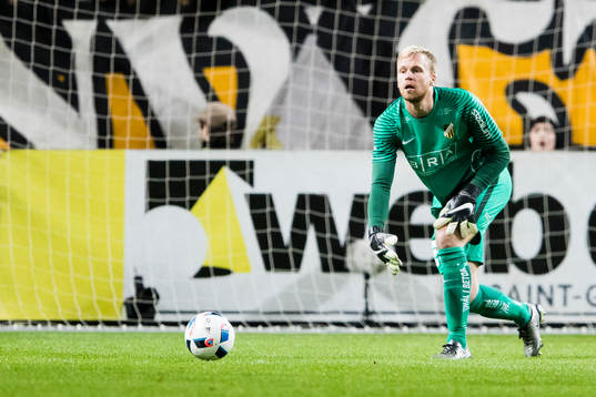 Häckens målvakt Peter Abrahamsson rullar ut bollen