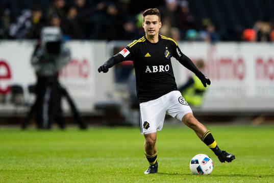 s Amin Affane med bollen