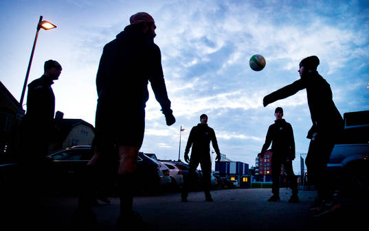 Luleåspelarna värmer upp med fotboll utanför Behrn Arena
