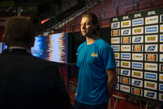 s Kevin Stenlund blir intervjuad före ishockeymatchen i