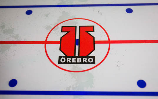 En taktiktavla med Örebros logotyp på
