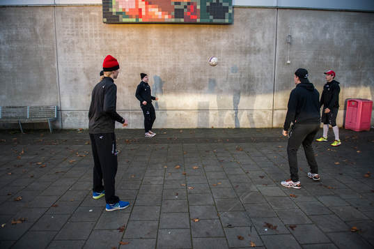 Frölundas spelare värmer upp med fotboll