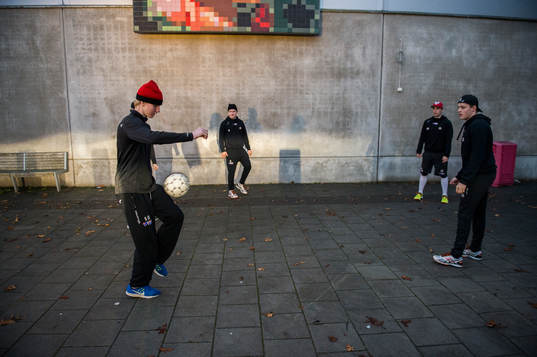 Frölundas spelare värmer upp med fotboll