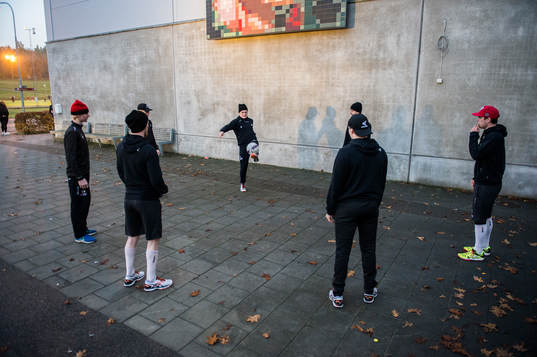 Frölundas spelare värmer upp med fotboll