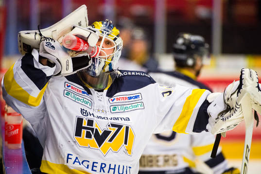 s målvakt Fredrik Pettersson-Wentzel före ishockeymatchen