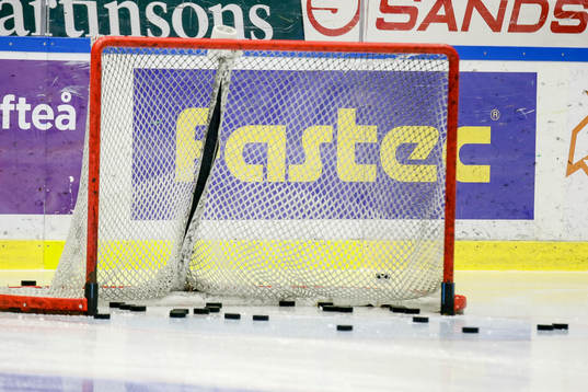 Många puckar i ett tomt mål