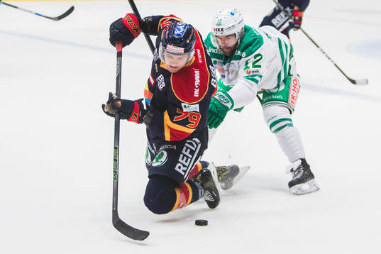 Djurgårdens Patrik Lundh i kamp om pucken Rögles Jack