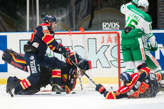 Djurgårdens målvakt Mikael Tellqvist med en räddning i