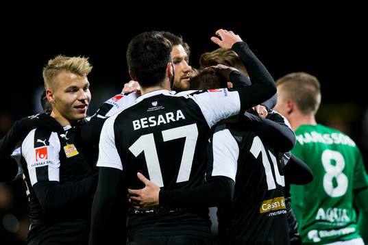 Örebros spelare jublar