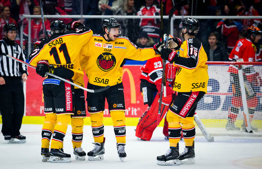 Luleås Petter Emanuelsson gör 2-2 och jublar