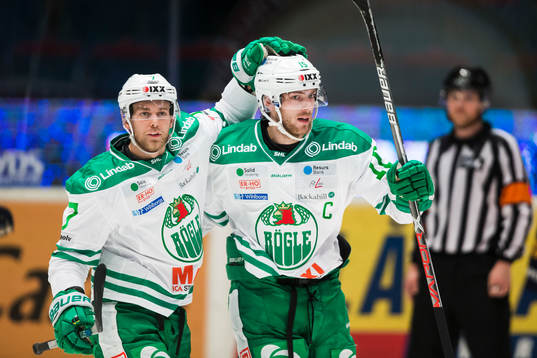 Rögles Christopher Liljewall (h) jublar Patrik Cehlin