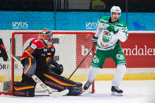 Rögles Sebastian Wännström jublar bredvid Djurgårdens
