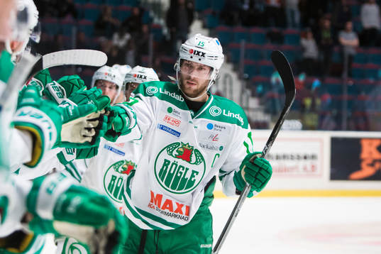 Rögles Christopher Liljewall jublar med lagkamrater
