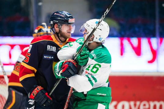 Djurgårdens Alexander Urbom i ett gruff med Rögles