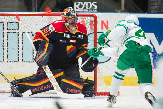 Djurgårdens målvakt Mikael Tellqvist med en räddning