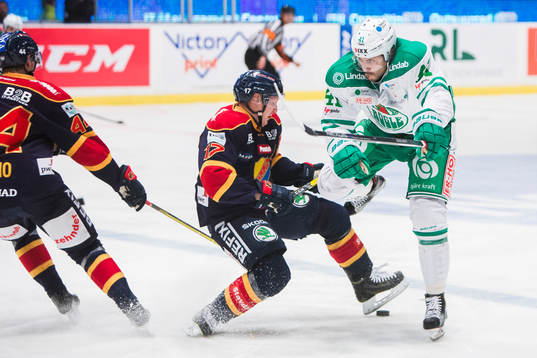 Rögles Daniel Widing tacklar Djurgårdens Henrik Eriksson