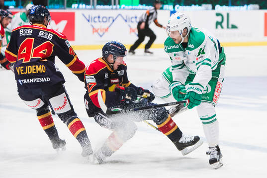 Rögles Daniel Widing tacklar Djurgårdens Henrik Eriksson