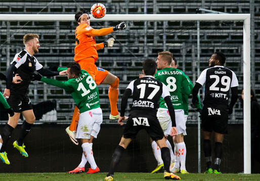 Jönköpings målvakt Damir Mehic boxar ut bollen
