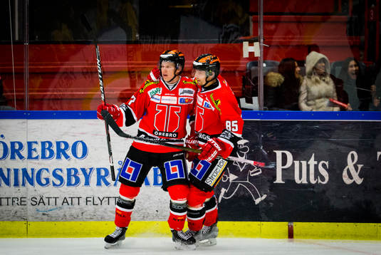 Örebros Daniel Viksten gör 3-2 och jublar med Kalle Olsson