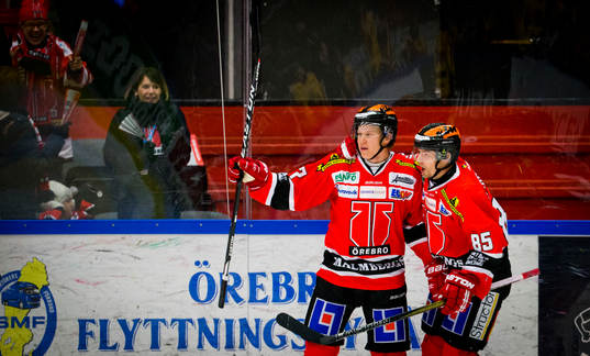 Örebros Daniel Viksten gör 3-2 och jublar med Kalle Olsson