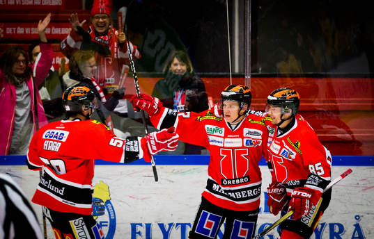 Örebros Daniel Viksten gör 3-2 och jublar med Kalle Olsson