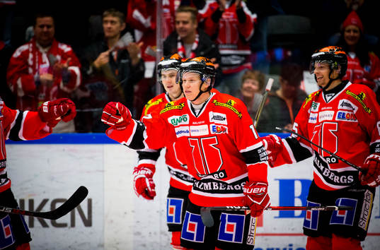 Örebros Daniel Viksten gör 3-2 och jublar med Kalle Olsson