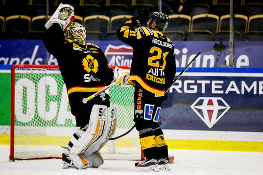 Skellefteås målvakt Joni Ortio och Jimmie Ericsson jublar