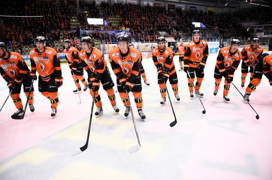Karlskronas spelare jublar