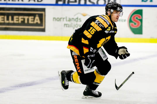 Skellefteås Kyle Cumiskey skjuter av klubban