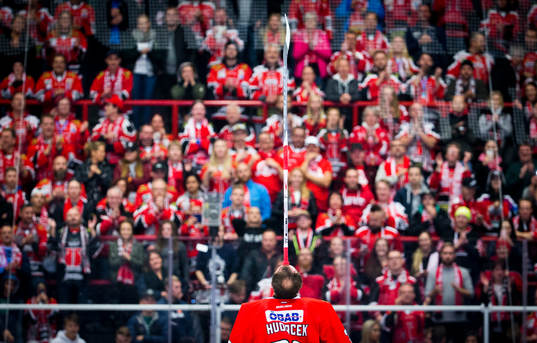 Örebros målvakt Julius Hudacek firar segern med fansen