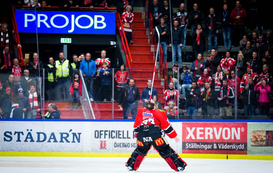 Örebros målvakt Julius Hudacek firar segern med fansen