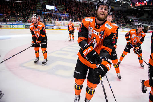 Karlskronas Alexander Wiklund jublar och tackar fansen