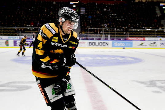 Skellefteås Emil Pettersson grinar illa