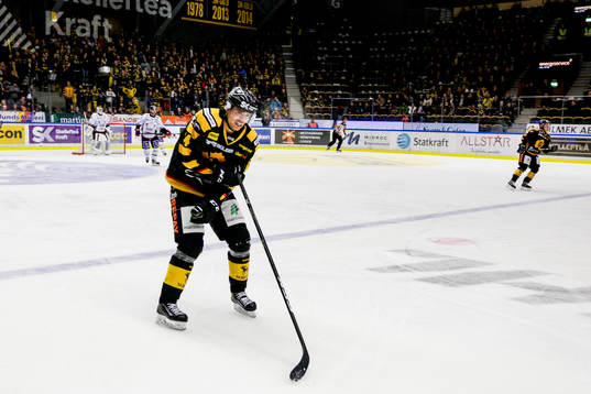 Skellefteås Emil Pettersson grinar illa