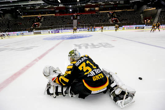 Skellefteås målvakt Joni Ortio på uppvärmningen före