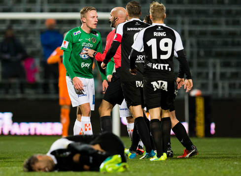 Jönköpings Joakim Karlsson får en varning av domaren