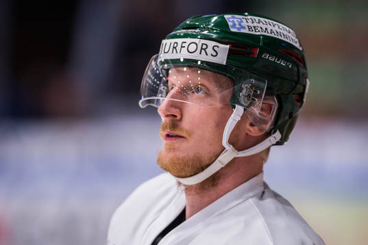 Frölundas Simon Hjalmarsson innan ishockeymatchen i SHL