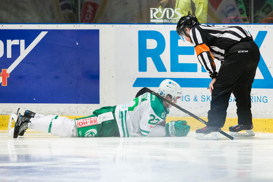 Rögles Sebastian Wännström ligger skadad på isen