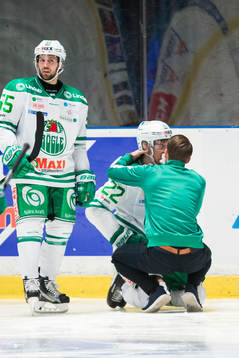 Rögles Sebastian Wännström tittas till av Rögles