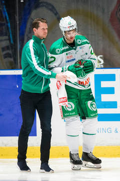 Rögles Sebastian Wännström får hjälp av isen
