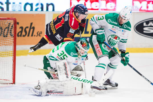 Rögles målvakt Oscar Dansk med en räddning framför
