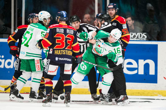 Djurgårdens Alexander Urbom i ett bråk med Rögles