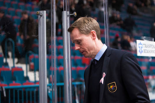 Djurgårdens tränare Robert Ohlsson ser deppig ut
