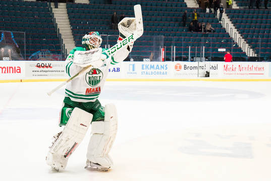 Rögles målvakt Oscar Dansk applåderar Rögles supportrar