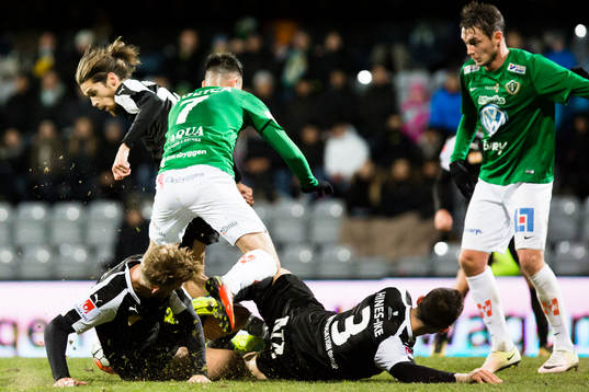Örebros spelare försvarar mot Jönköpings Dzenis Kozica