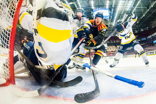 Brynäs Oskar Lindblom vid 4-3 målet   ishockeymatchen i