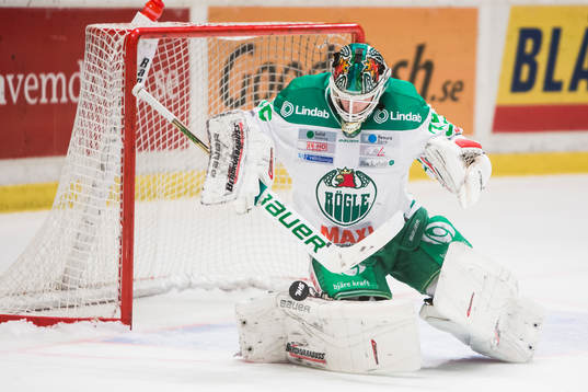 Rögles målvakt Oscar Dansk med en räddning