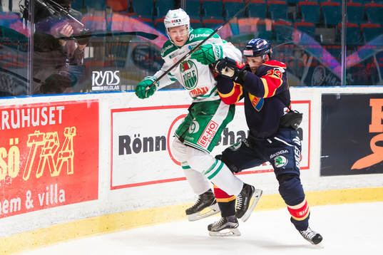 Djurgårdens Daniel Brodin tacklar Rögles Jesper